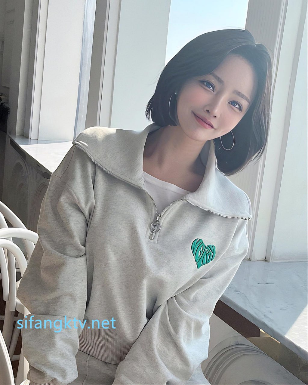 刚下海气质型美女还放不开小尺度秀 撩起睡衣揉捏粉嫩奶子 脱下内裤特写粉嫩美穴 呻吟娇喘听着非常诱人