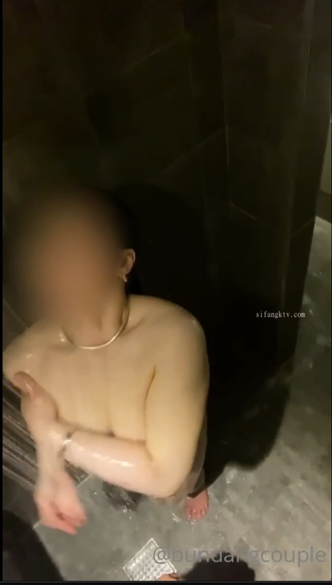 申请自拍达人！100%原创！用鸡巴溜刚成年的母狗，陶醉的吃鸡样！